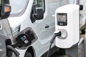 Elektrische bestelbus aan de laadpaal